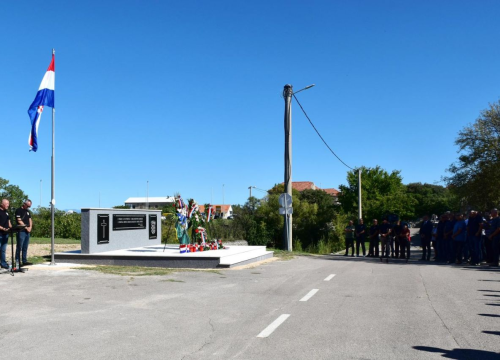 Fotografija 8 - U Konjevratima postavljen spomenik braniteljima