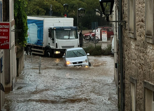 Fotografija 10 - FOTO Nevrijeme najviše problema izazvalo u Vodicama, čitatelji nam šalju fotografije poplavljenih cesta i parkirališta iz cijelog Šibenika