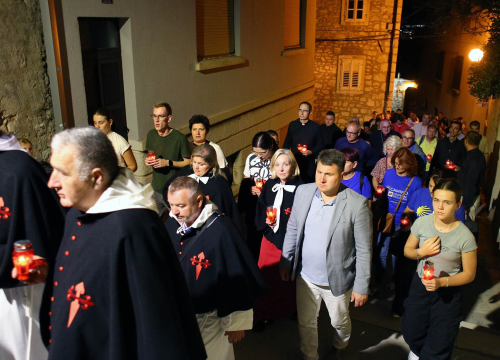 Fotografija 2 - Mladi Šibenčani u procesiji za blagdan svetog Mihovila