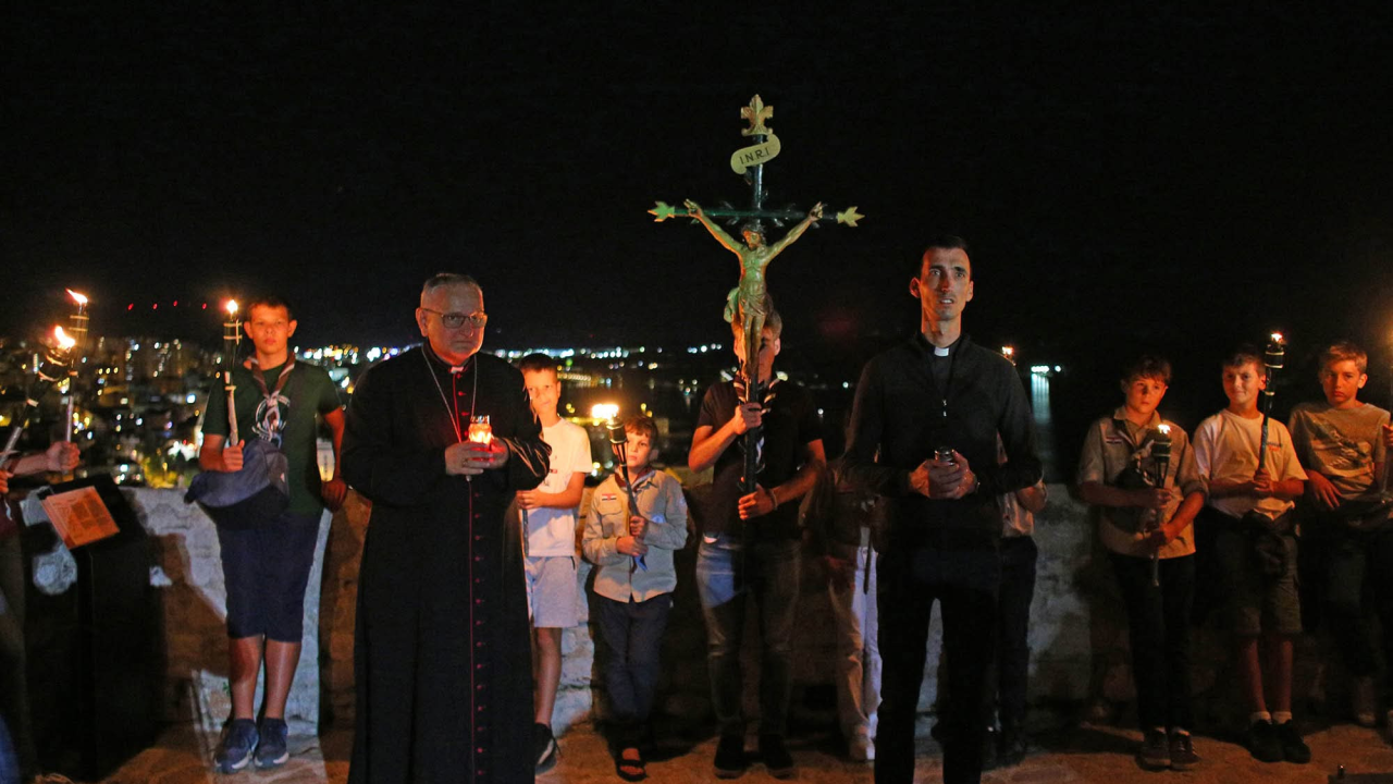 Mladi Šibenčani u procesiji za blagdan svetog Mihovila