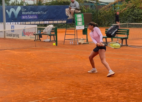 Na šibenskom turniru za tenisačice Bumbak ispala u prvom kolu, danas igra četvrtfinale parova