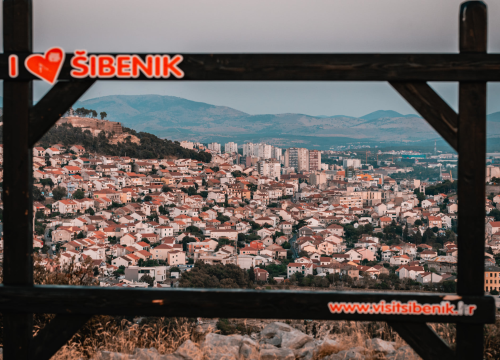 Fotografija 2 - Panoramski pogled kroz rešetke: Popularni foto okvir na Smričnjaku postao neupotrebljiv