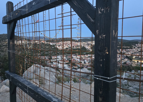 Fotografija 4 - Panoramski pogled kroz rešetke: Popularni foto okvir na Smričnjaku postao neupotrebljiv