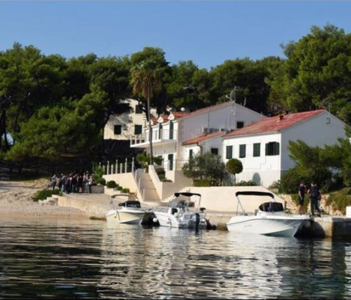 Strateška nekretnina Hrvatske: Opljačkana Smokvica Vela kod Rogoznice čeka spas