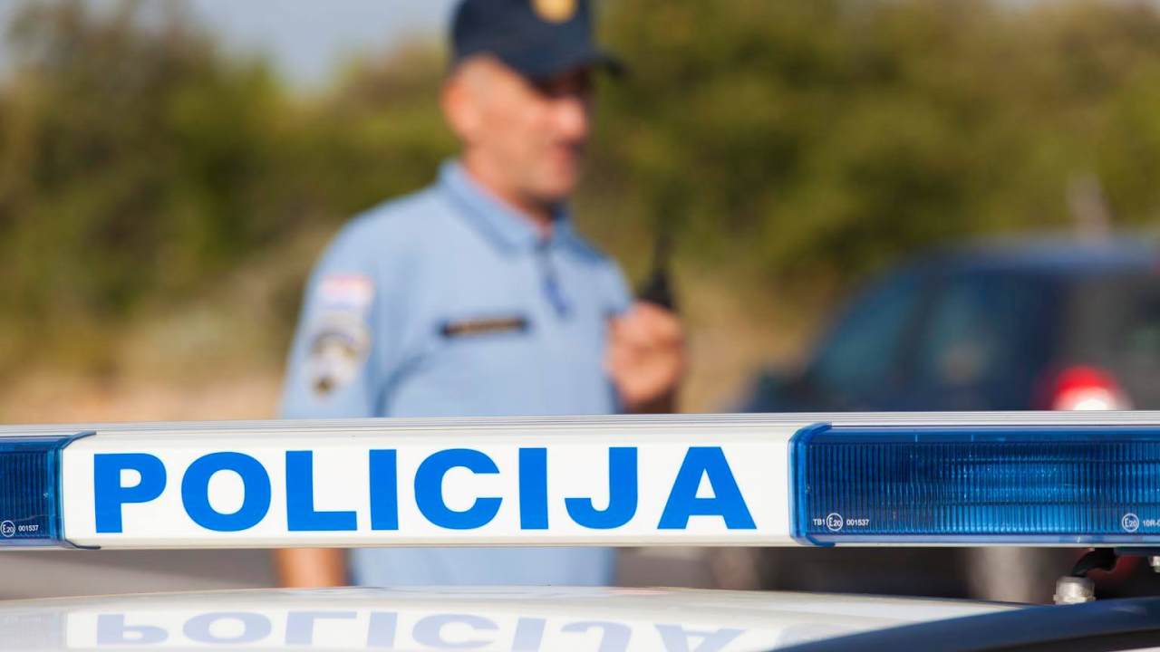 Sletio u Drnišu u kanal s neregistriranim radnim strojem i završio u bolnici s teškim ozljedama