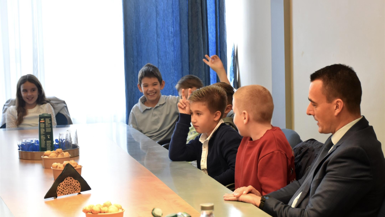 Četvrtaši iz OŠ Jurja Šižgorića kod župana iz prve ruke učili o radu javnih institucija