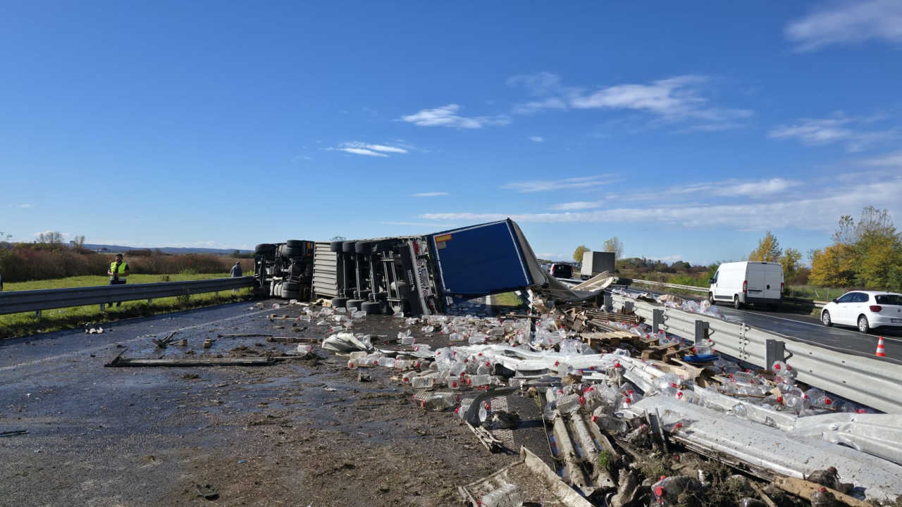 Kamion probio ogradu na zagrebačkoj obilaznici i sudario se s više vozila