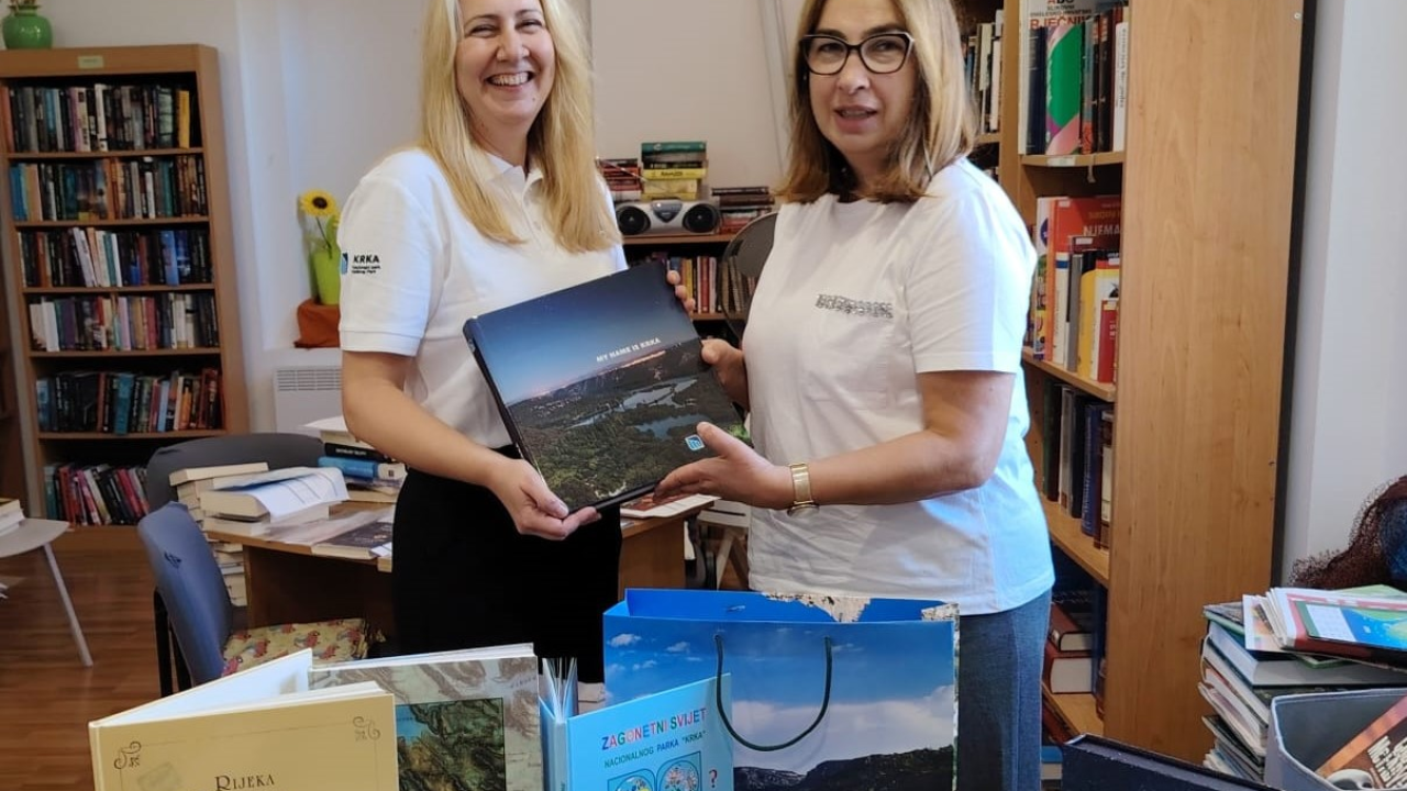 Povodom Mjeseca hrvatske knjige NP Krka donirala svoja izdanja skradinskoj knjižnici