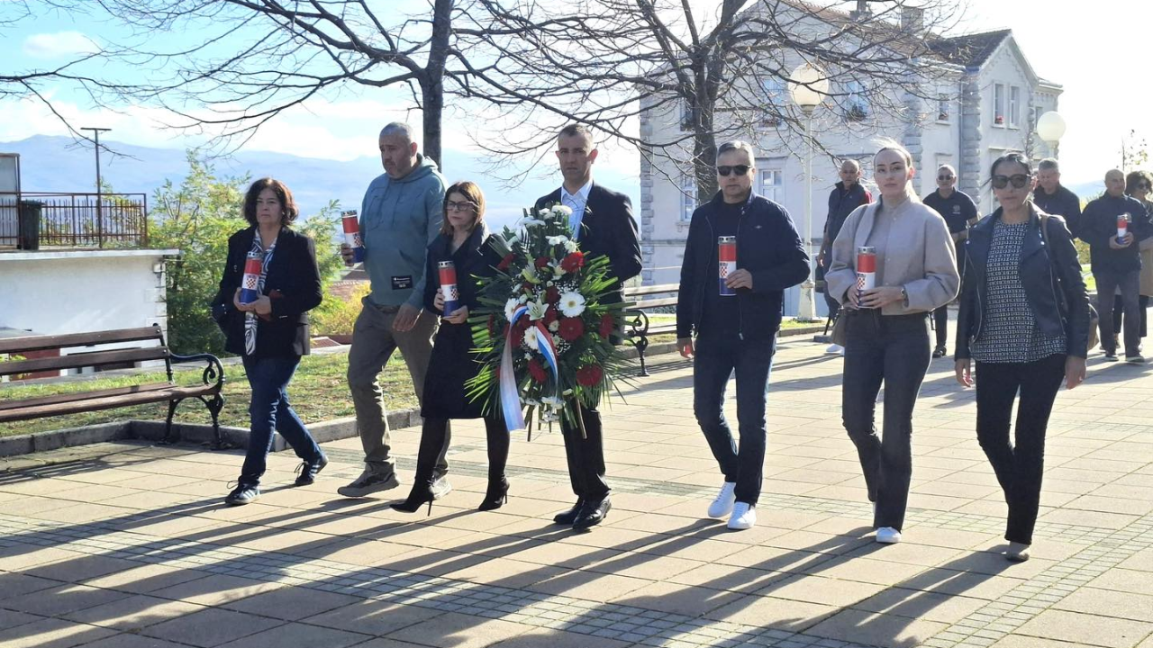 Izaslanstvo Grada Drniša odalo počast svim žrtvama Domovinskog rata