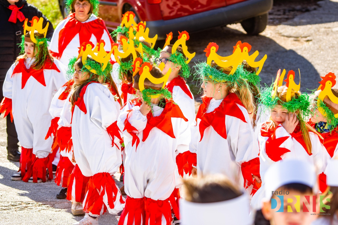 Šarenilo dječje maškarane povorke preplavilo Drniš