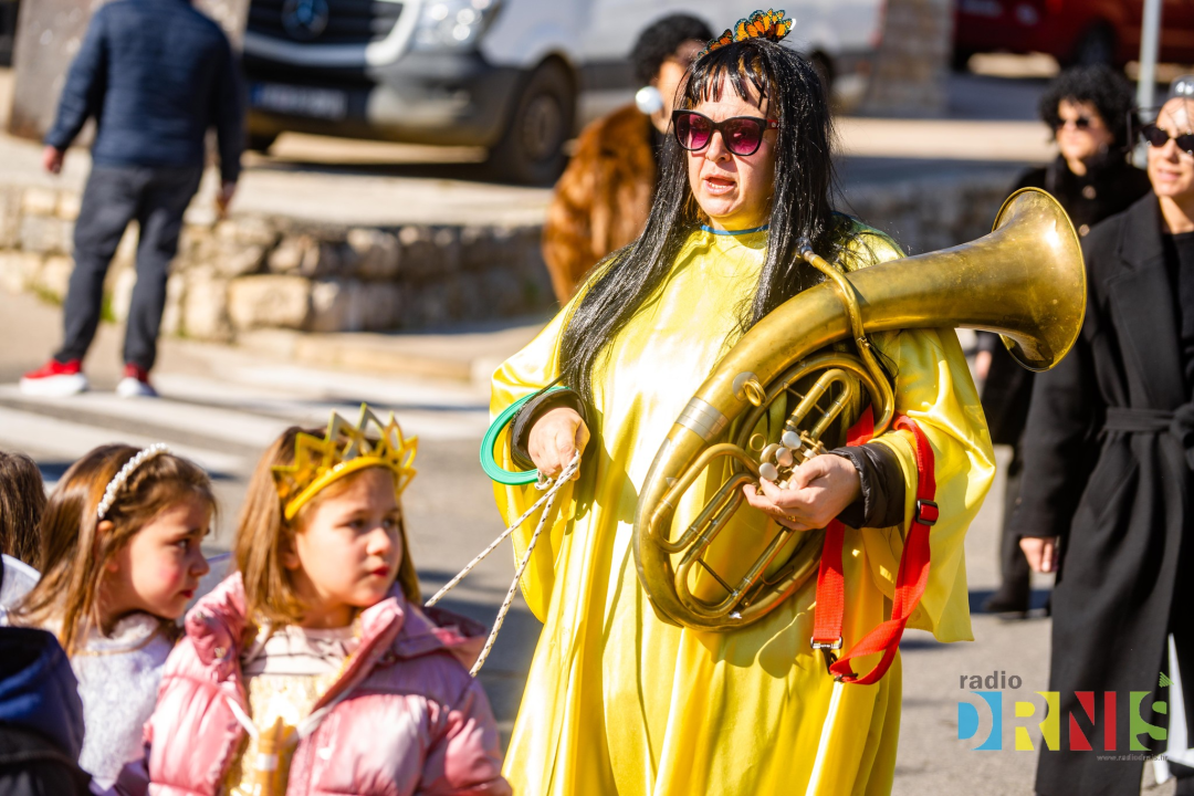 Šarenilo dječje maškarane povorke preplavilo Drniš