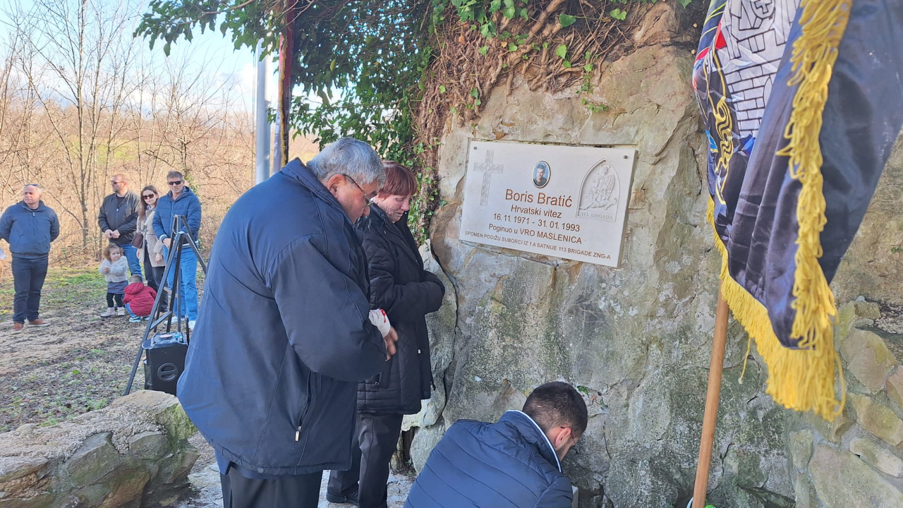 Obitelj i suborci odali počast hrvatskom vitezu Borisu Bratiću, pripadniku 113. brigade Šibenik