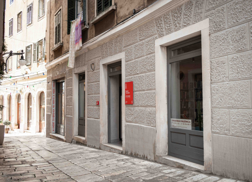 Fotografija 3 - FOTO Šibenska knjižnica, zahvaljujući vrijednim djelatnicima, sasvim dobro radi u 'izvanrednim' uvjetima, ali svi jedva čekaju povratak 'kući'