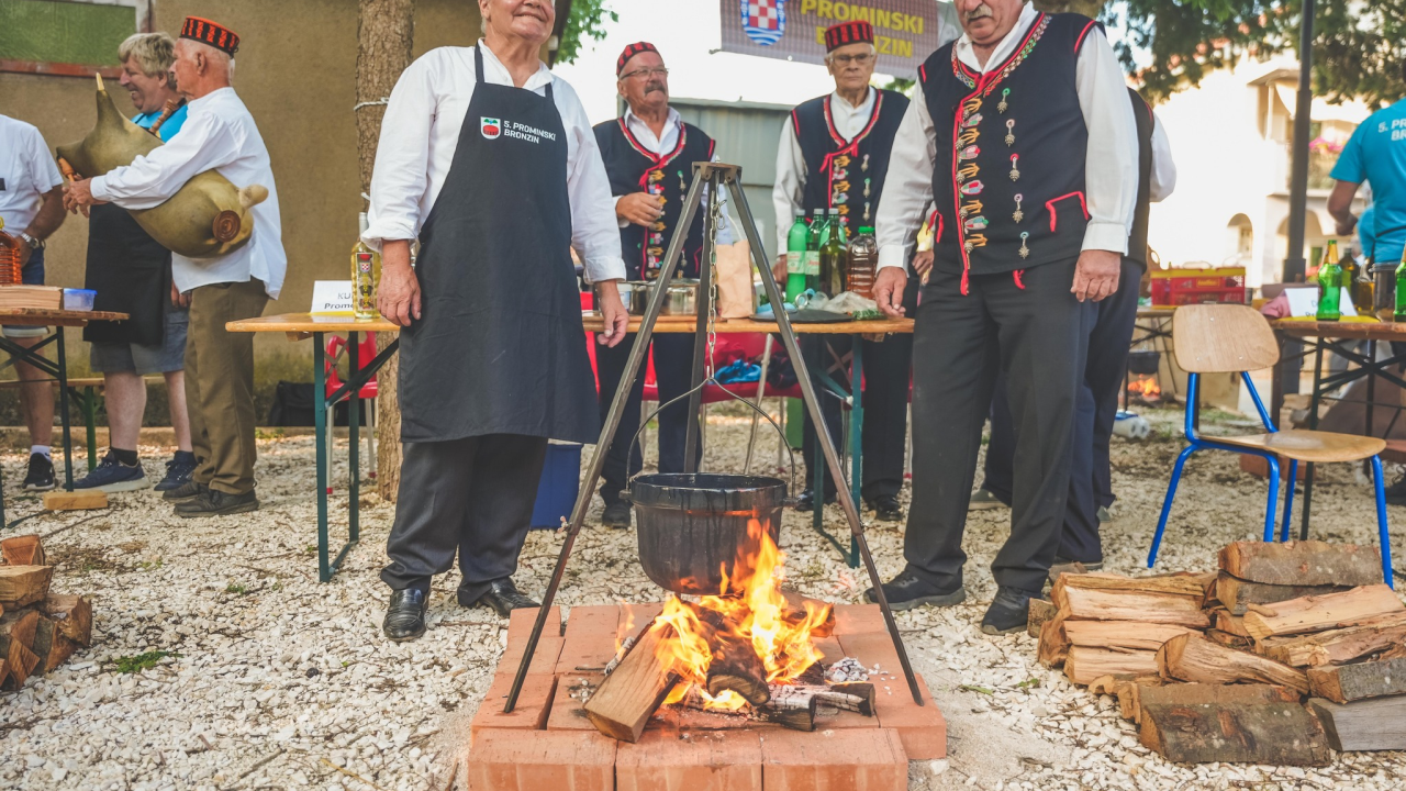 Po starinski, nad vatrom: Sutra će se na 'Prominskom bronzinu' širiti miris 'vare'