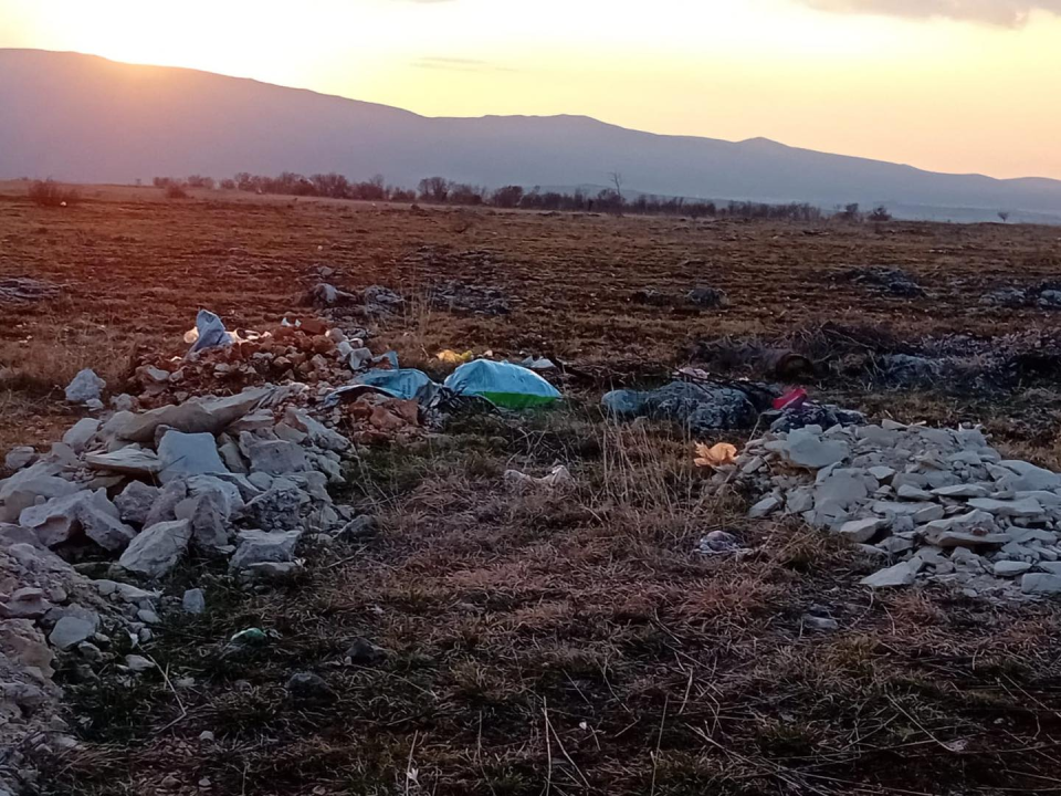 Netko je u okolici Drniša napravio malo ilegalno odlagalište otpada