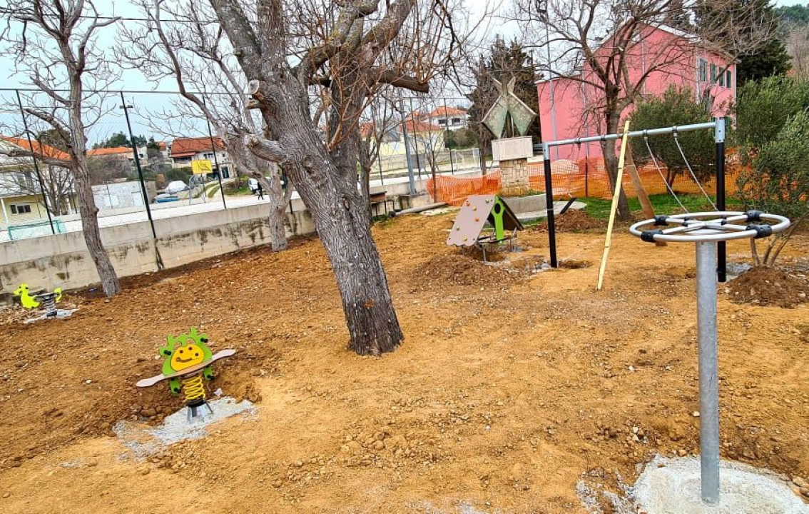 Obnavljaju se stara i montiraju nova dječja igrališta, započeli radovi i u Rasadniku na Vidicima   