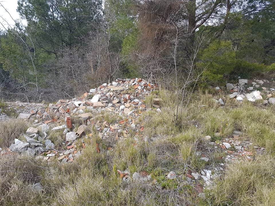 Manje cvijeća, previše smeća, pogotovo građevinskog otpada: Sve to krasi put prema šetnici u kanalu!