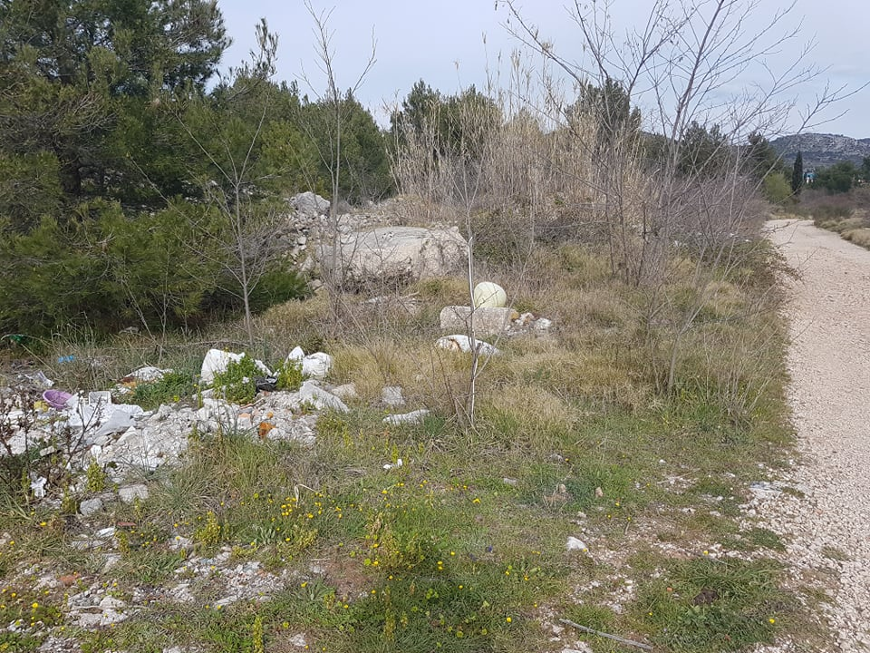 Manje cvijeća, previše smeća, pogotovo građevinskog otpada: Sve to krasi put prema šetnici u kanalu!