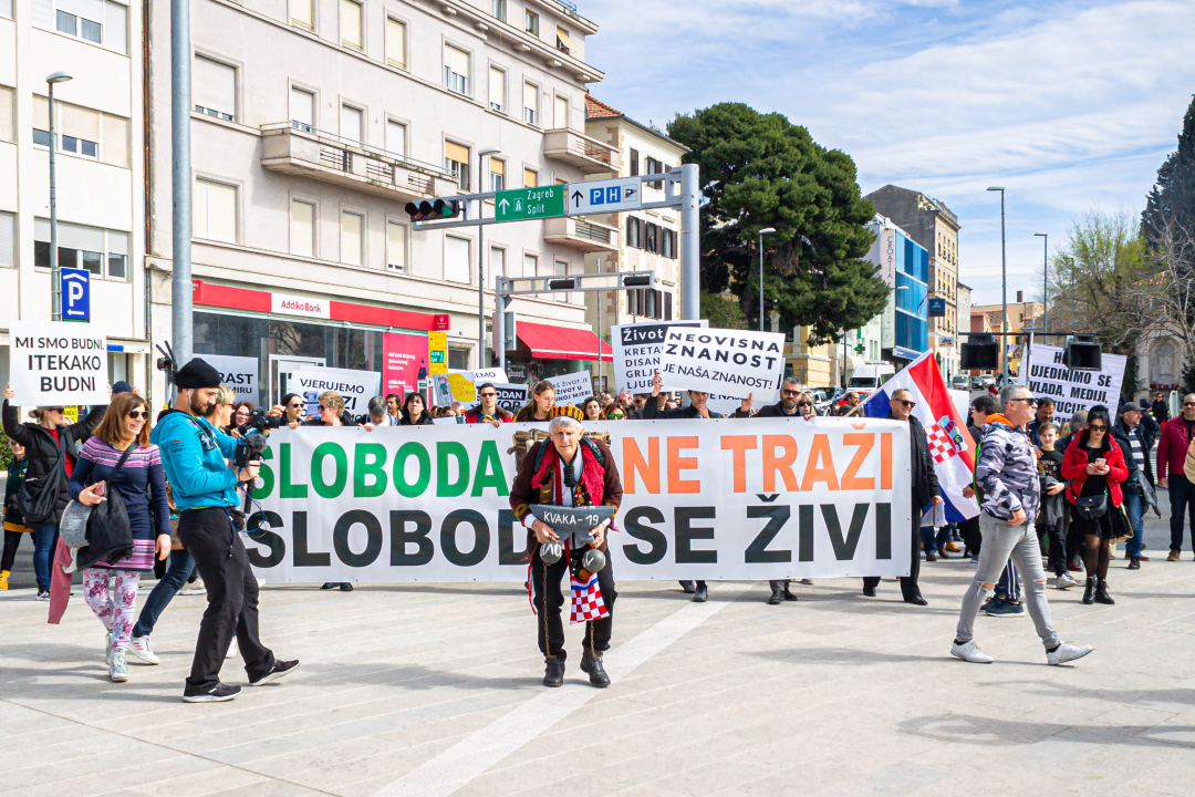 Nekoliko stotina ljudi na prosvjedu u Šibeniku: 'Skinite maske, došlo je vrime!'