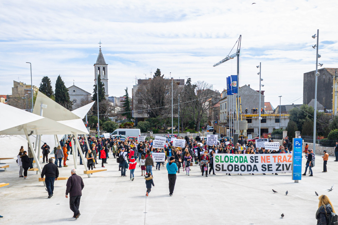 Nekoliko stotina ljudi na prosvjedu u Šibeniku: 'Skinite maske, došlo je vrime!'