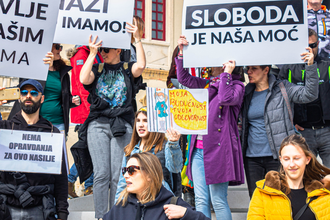 Nekoliko stotina ljudi na prosvjedu u Šibeniku: 'Skinite maske, došlo je vrime!'