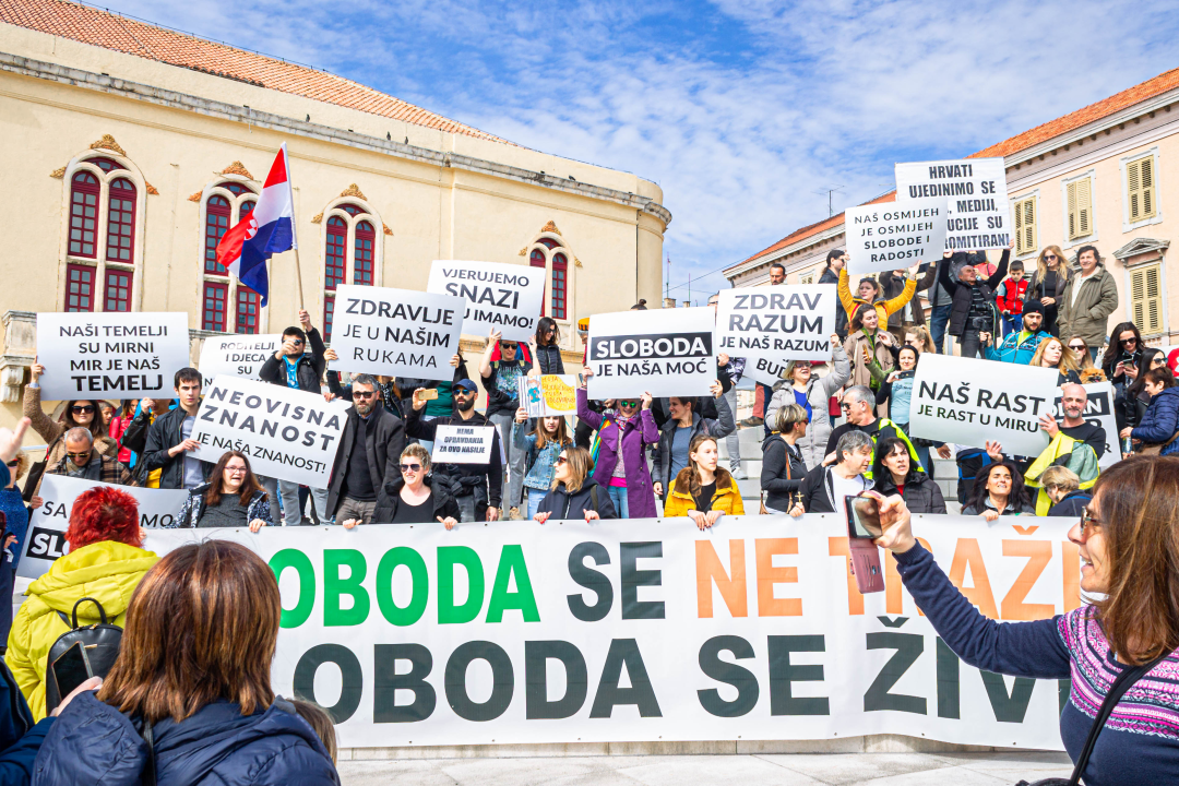 Nekoliko stotina ljudi na prosvjedu u Šibeniku: 'Skinite maske, došlo je vrime!'