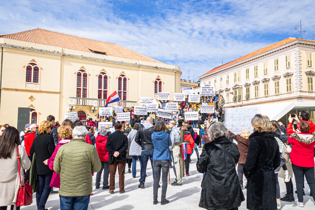 Nekoliko stotina ljudi na prosvjedu u Šibeniku: 'Skinite maske, došlo je vrime!'