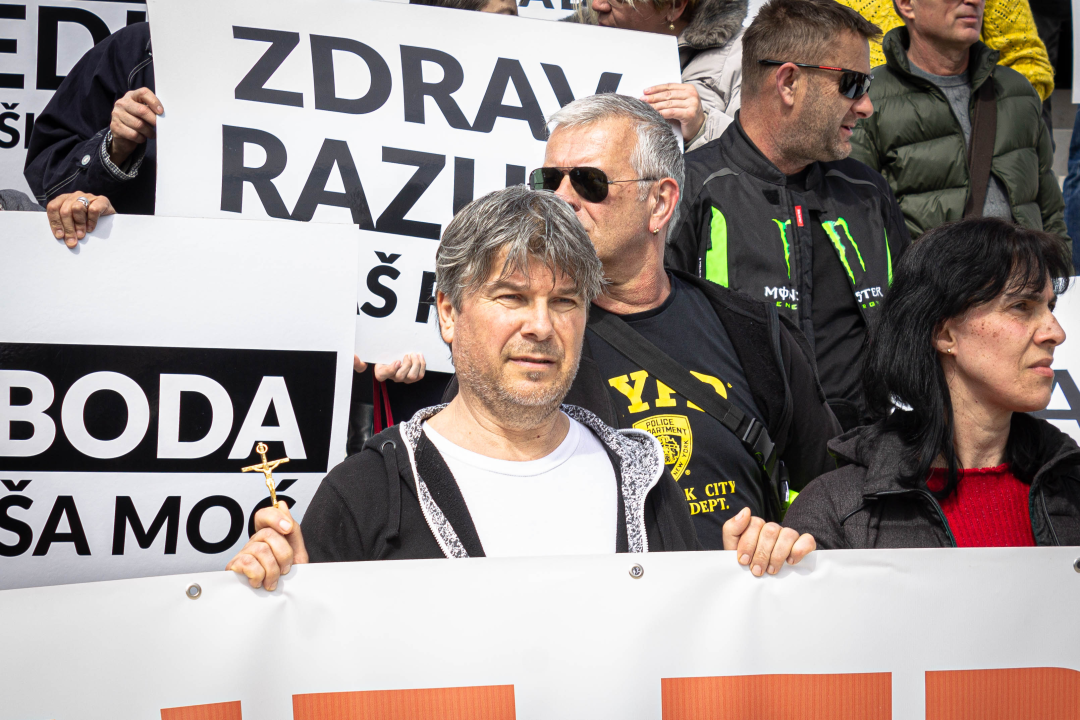 Nekoliko stotina ljudi na prosvjedu u Šibeniku: 'Skinite maske, došlo je vrime!'