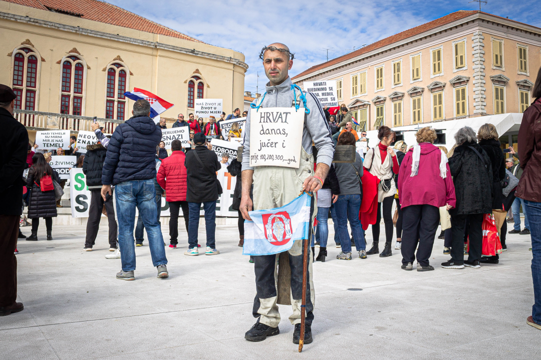 Nekoliko stotina ljudi na prosvjedu u Šibeniku: 'Skinite maske, došlo je vrime!'