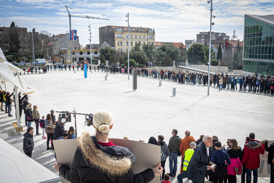 Nekoliko stotina ljudi na prosvjedu u Šibeniku: 'Skinite maske, došlo je vrime!'