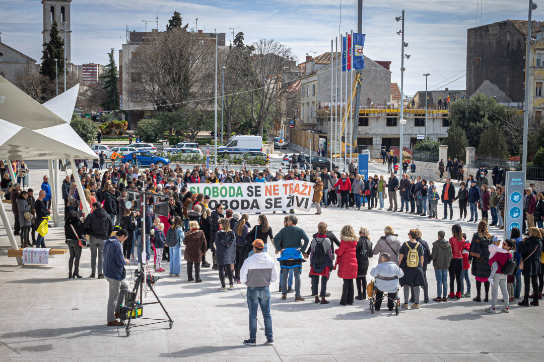 Nekoliko stotina ljudi na prosvjedu u Šibeniku: 'Skinite maske, došlo je vrime!'