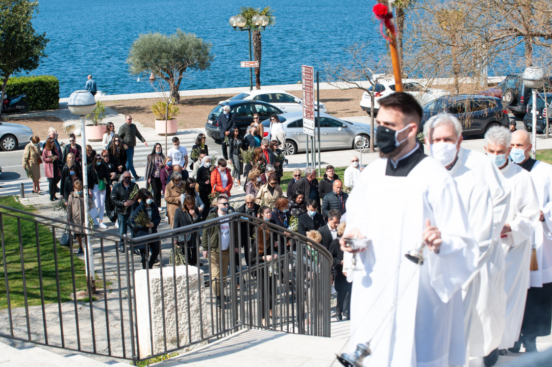 Procesijom, misom i blagoslovom maslinovih grančica Šibenčani proslavili Cvjetnicu   