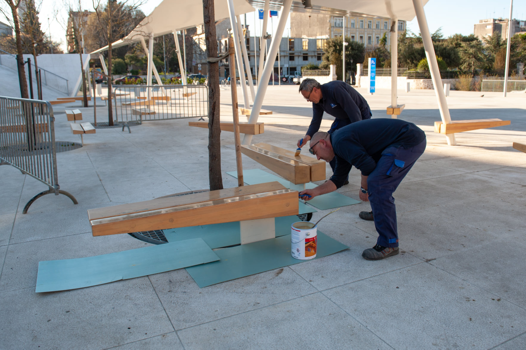 Prije nego sjednete, provjerite jesu li suhe: Klupice na Poljani dobile novi zaštitni premaz