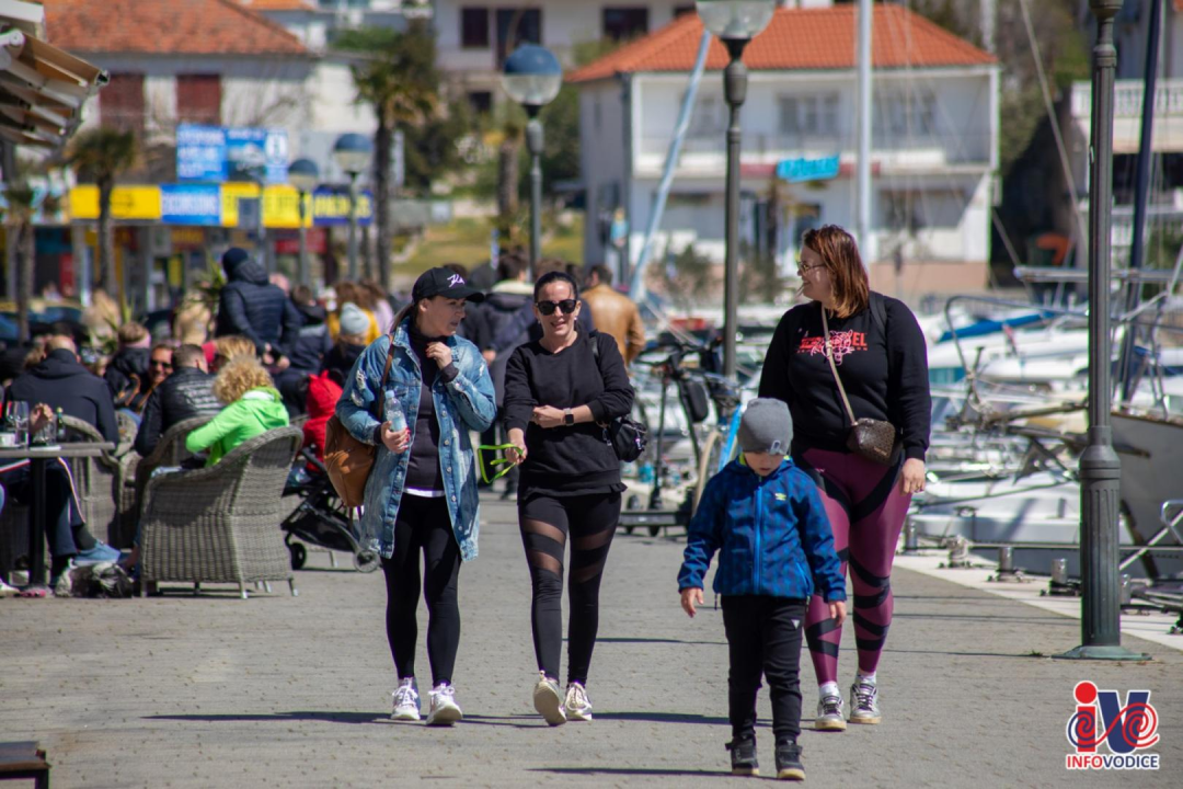 Uskrs u Vodicama: Lijepo vrijeme izmamilo ljude u đir po rivi i druženje uz kavu