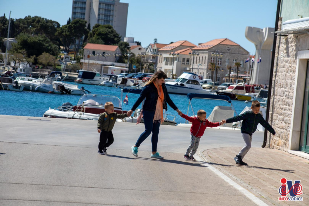 Uskrs u Vodicama: Lijepo vrijeme izmamilo ljude u đir po rivi i druženje uz kavu