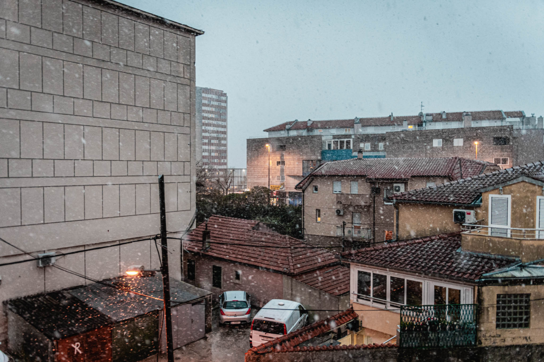 Već je debelo proljeće, a u Šibeniku pada snijeg: Zadnji put tako je bilo 2018. godine 