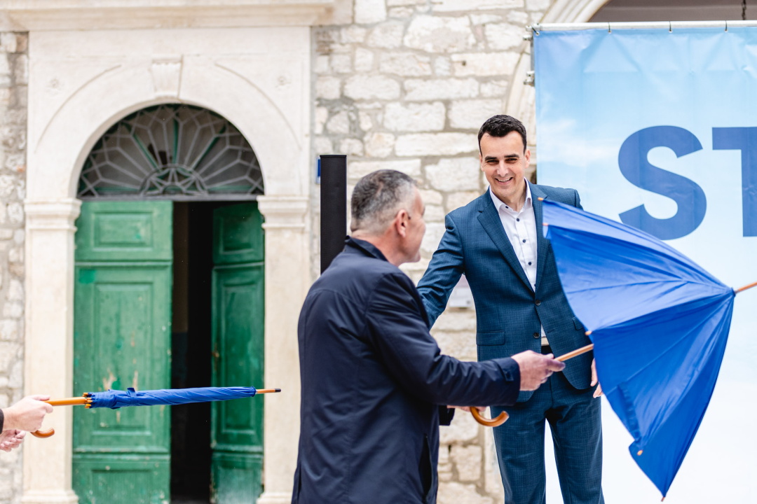 ‘Stabilno’, ali ‘Za svaki slučaj...’: Pauk i Rakić ispred katedrale predstavili kandidature za župana i zamjenika