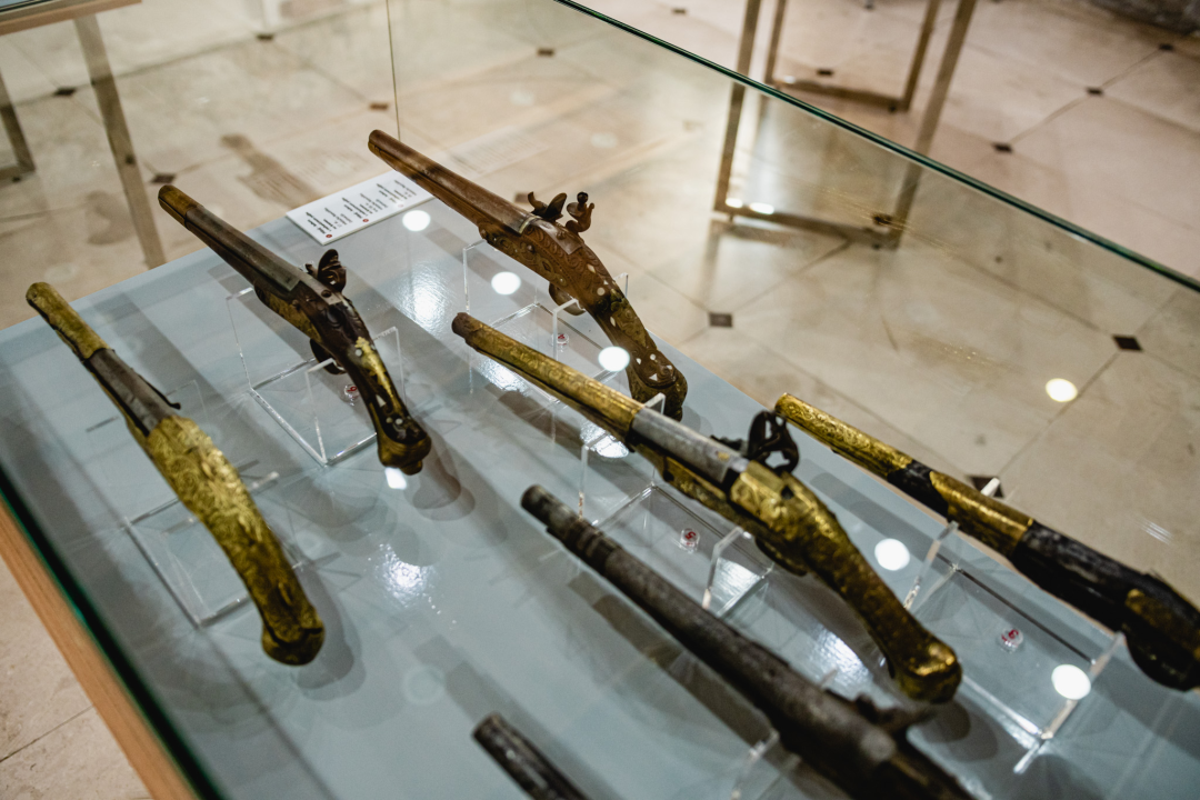 Dalmatinska raskošna sablja, sudanska kaskara, revolveri, jatagani...U Muzeju pogledajte odličnu izložbu oružja