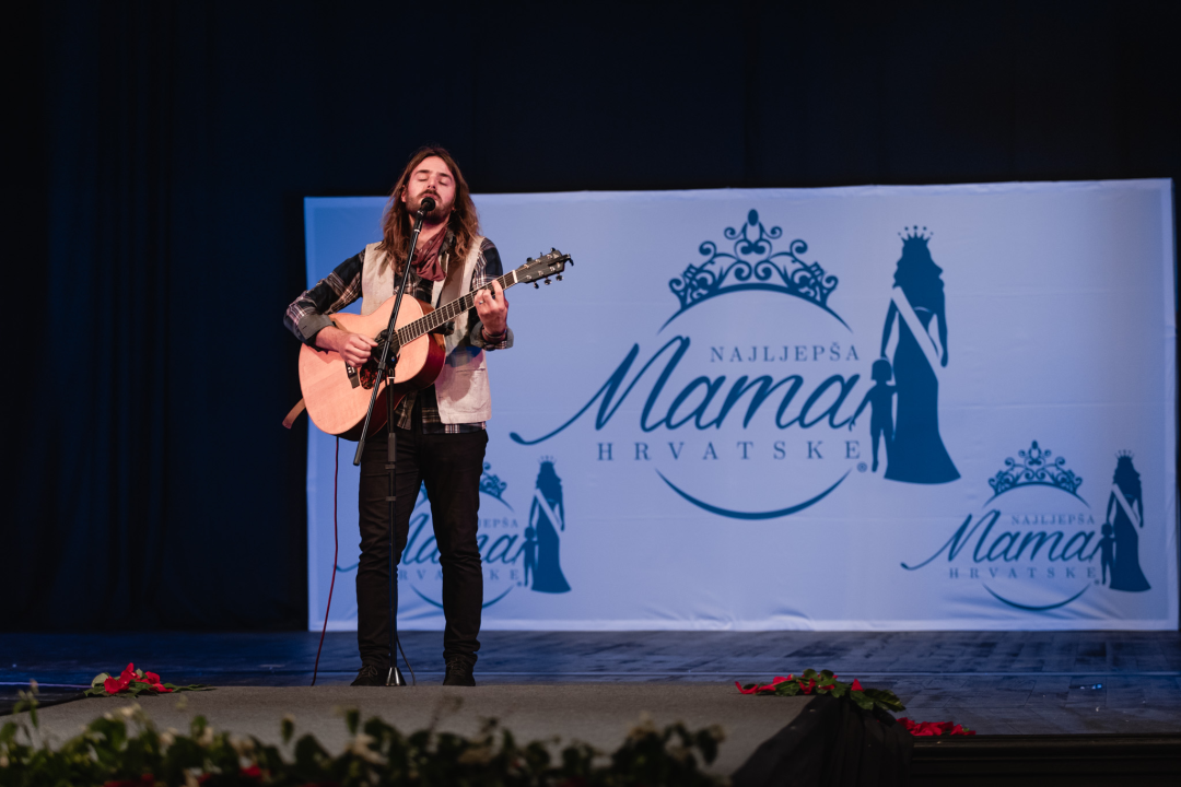 U šibenskom kazalištu održan izbor za najljepšu mamu: Vedrana Halinčić Bakšić i Ljubica Bulić ponijele lente