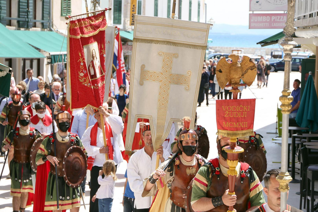 Našašće svetog Križa proslavljeno svetom misom i procesijom kroz Vodice