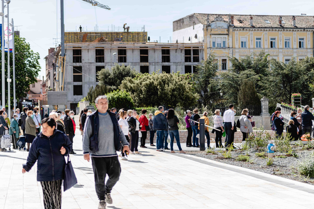 Umirovljenički stampedo za sadnice đirana na Poljani: ‘Gužva je veća za cvijeće nego za cijepljenje’