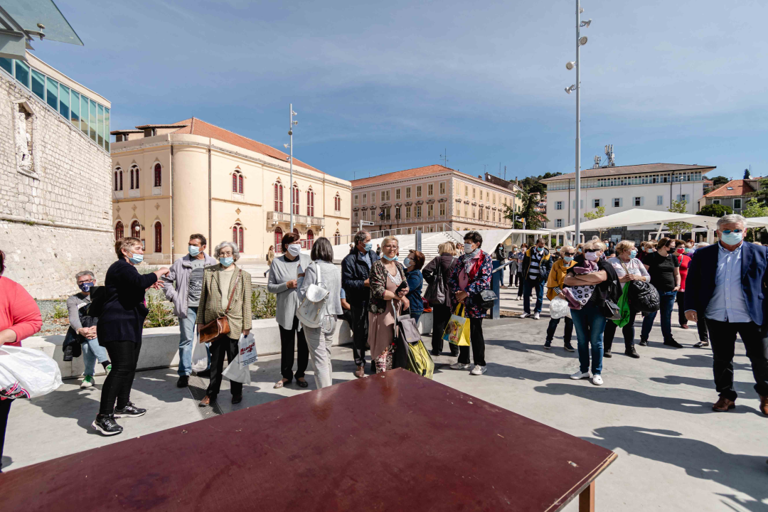 Umirovljenički stampedo za sadnice đirana na Poljani: ‘Gužva je veća za cvijeće nego za cijepljenje’