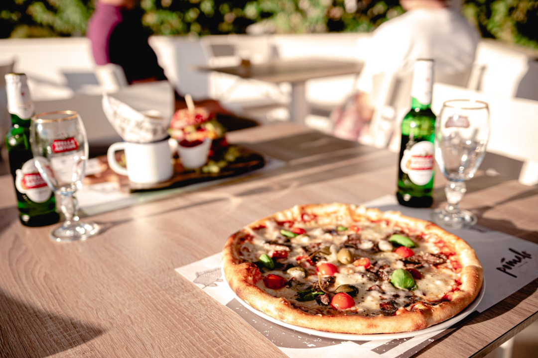 Priuštite si prekrasne trenutke na prozračnoj terasi Pomalo Bistro &amp; Bara u Žaboriću! 