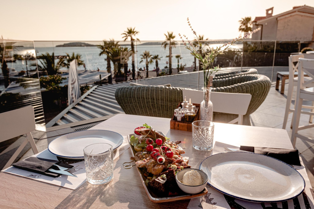 Priuštite si prekrasne trenutke na prozračnoj terasi Pomalo Bistro &amp; Bara u Žaboriću! 