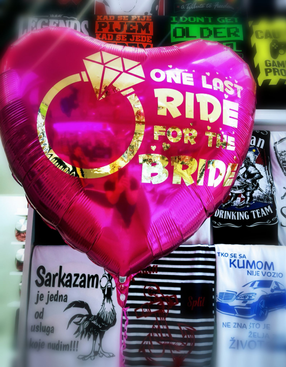 Iznenadite svoje bližnje personaliziranim poklonima i dekoracijama iz Smile T-shirt &amp; party storea! 