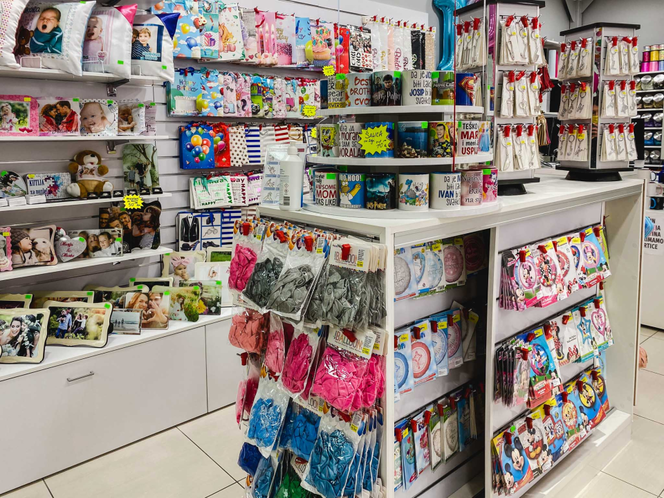 Iznenadite svoje bližnje personaliziranim poklonima i dekoracijama iz Smile T-shirt &amp; party storea! 