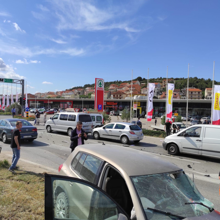 Sudar vozila Hitne pomoći i automobila u Njivicama: Ozlijeđene četiri osobe, od toga troje djelatnika Hitne