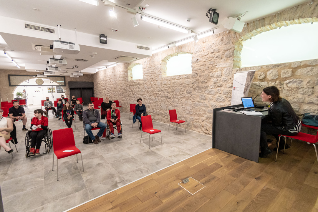 Održano prvo predavanje inkluzivnog vertikalnog plesa u sklopu platforme 'Tamna strana mjeseca'
