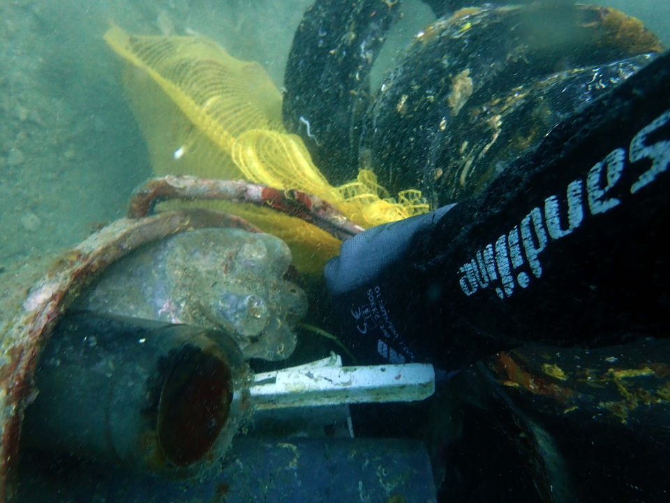 Ronioci objavili što su sve zatekli pod morem na Marinskoj: Gume, gume, gume... i jedan krov!