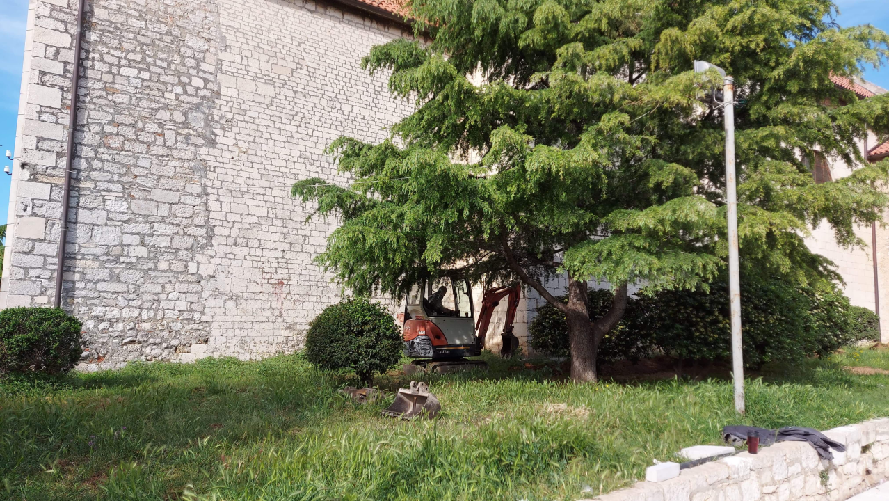 Kosti pronađene na travnjaku kod sv. Frane samo će opet zatrpati: 'Pronađene su na svega 30 centimetara dubine'  